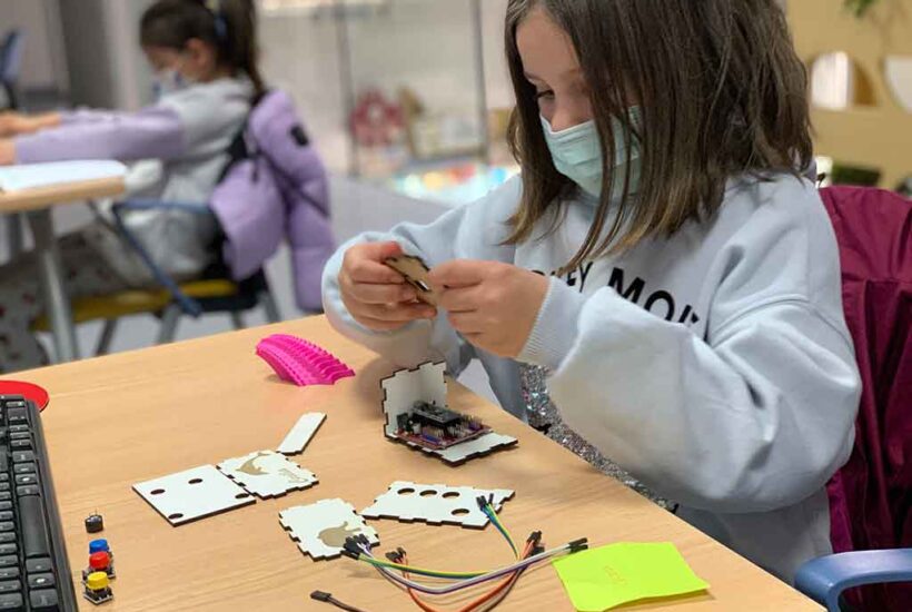 Una niña trabaja en un proyecto en la Escuela de Verano de Fab Lab León
