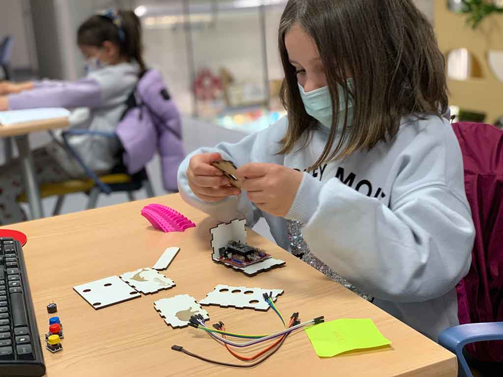 Una niña trabaja en un proyecto en la Escuela de Verano de Fab Lab León