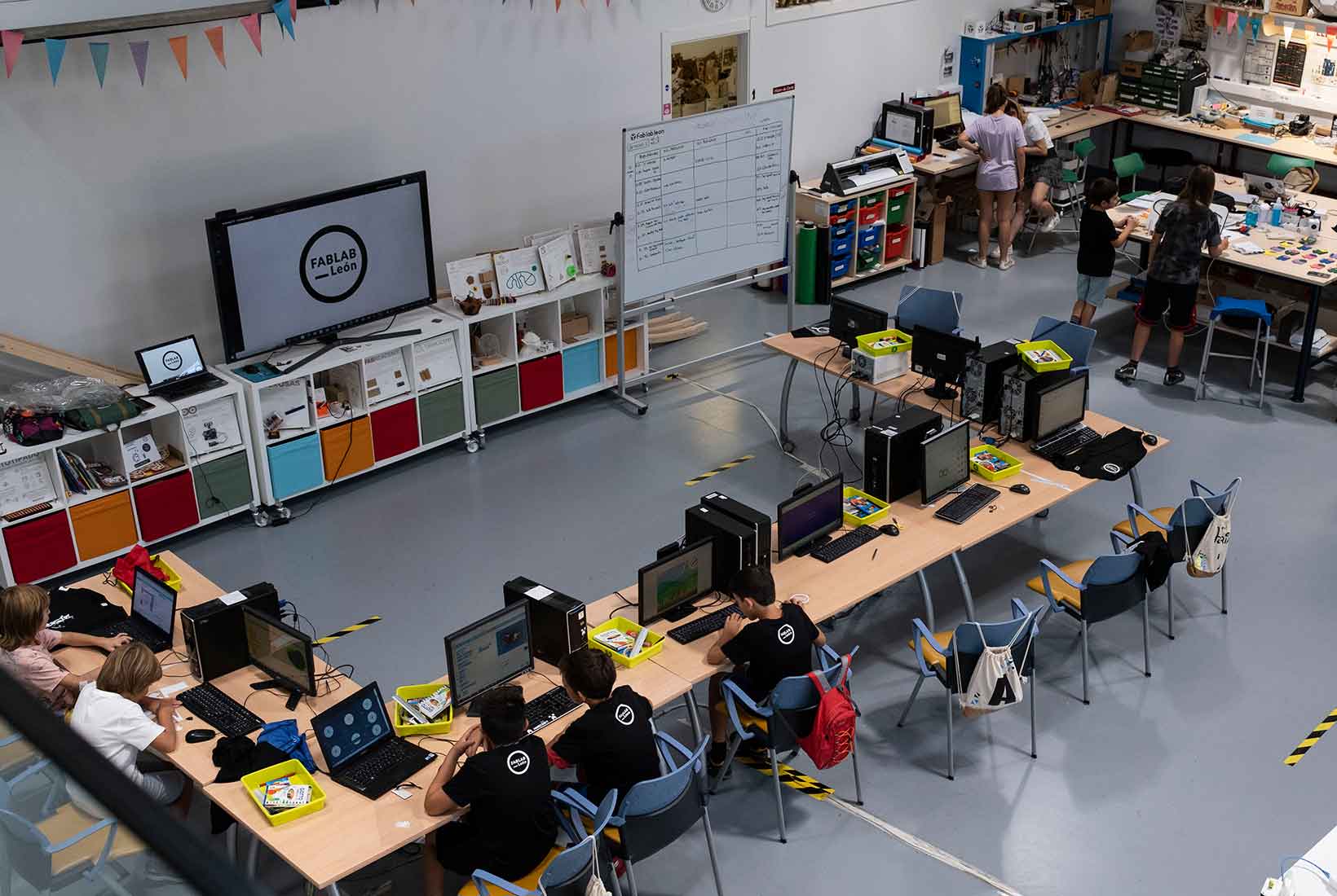 Niños y niñas trabajando con ordenadores en la Escuela de Verano de Fab Lab León