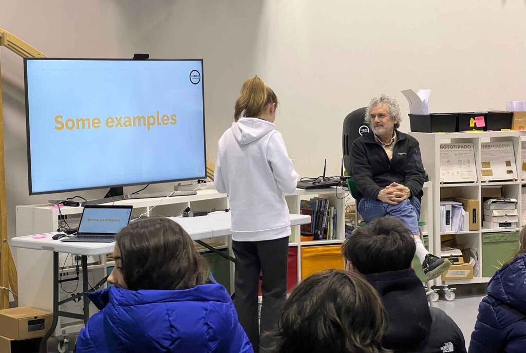 Neil Gershenfeld, creador de los fablabs, en Fab Lab León escuchando a una joven alumna sobre sus proyectos. 