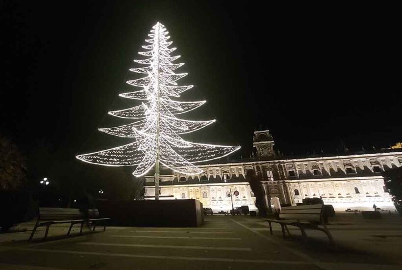 Árbol de luces de Navidad frente al Parador de San Marcos de León