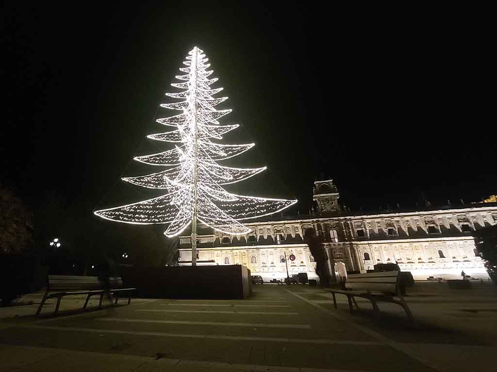 Árbol de luces de Navidad frente al Parador de San Marcos de León