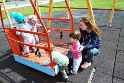 Silvia Vallina, madre de día, acompaña a cuatro niños en un parque infantil
