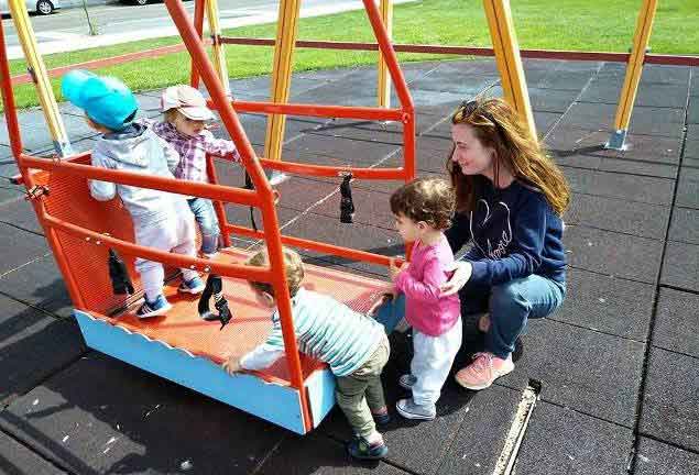 Silvia Vallina, madre de día, acompaña a cuatro niños en un parque infantil