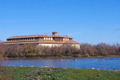 Centro de Interpretación de las Lagunas de Villafáfila con una laguna delante
