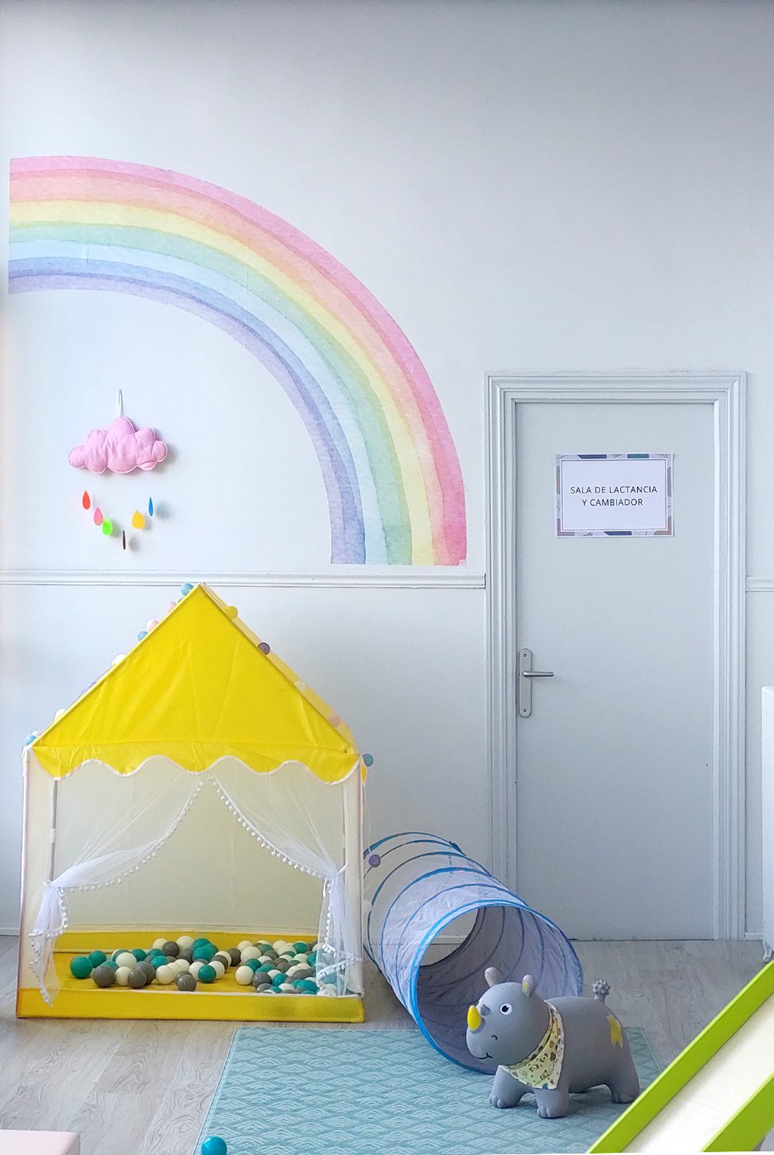 Zona de bebés en Limalimón, cafetería para familias en León, donde se ve la puerta de la sala de lactancia y cambiador.
