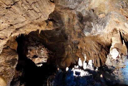 Interior de la Cueva de Llamazares