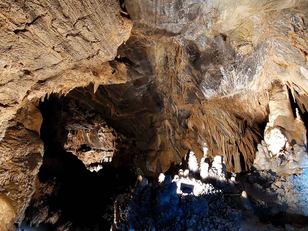 Interior de la Cueva de Llamazares