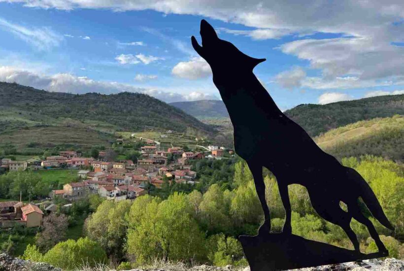 Silueta de lobo delante del pueblo Oceja de Valdellorma en la ruta del mamut