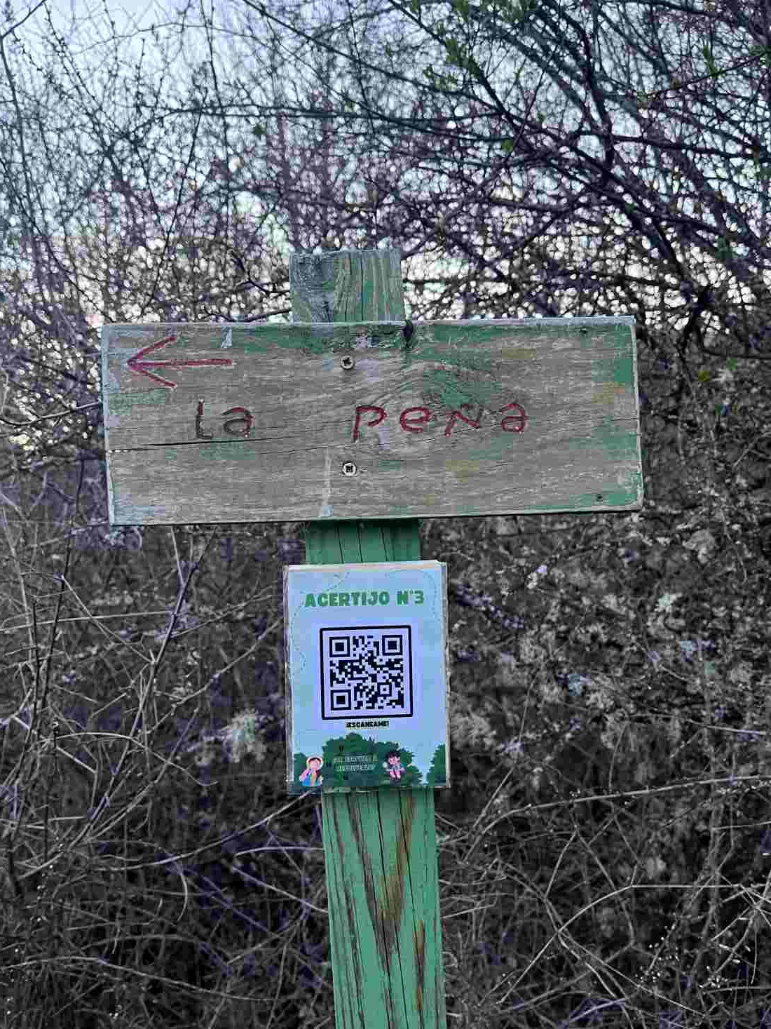 Letrero con QR para resolver un acertijo en la Senda Interactiva del Mamut en Oceja de Valdellorma, León