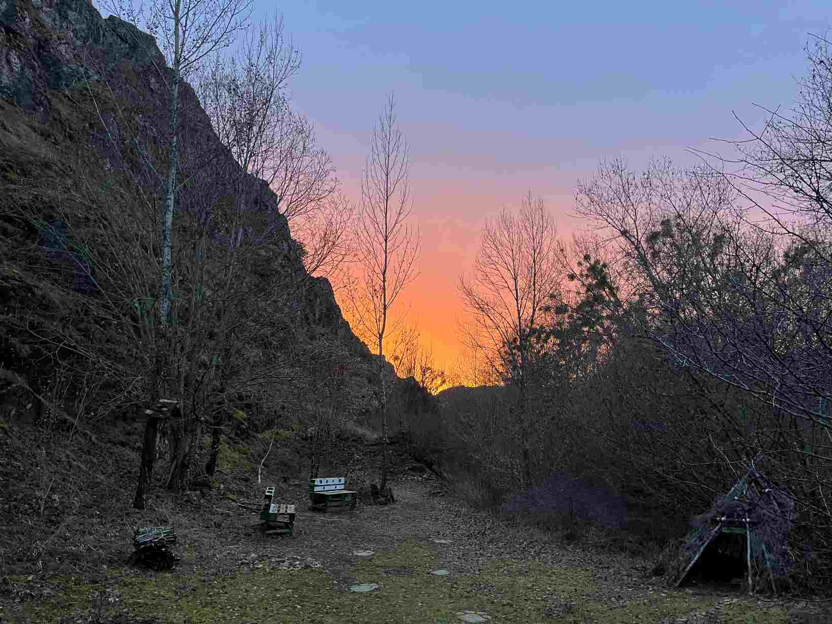 Bancos y una cabaña en la Senda del Mamut, en Oceja de Valdellorma, León
