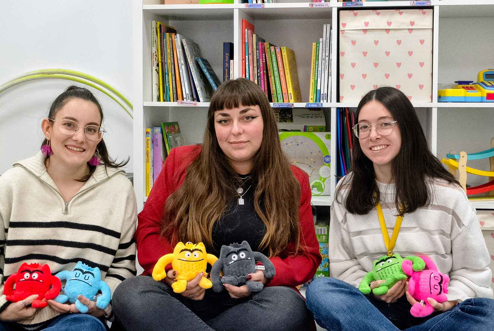 Laura, Sheila y Carla con peluches del Monstruo de Colores