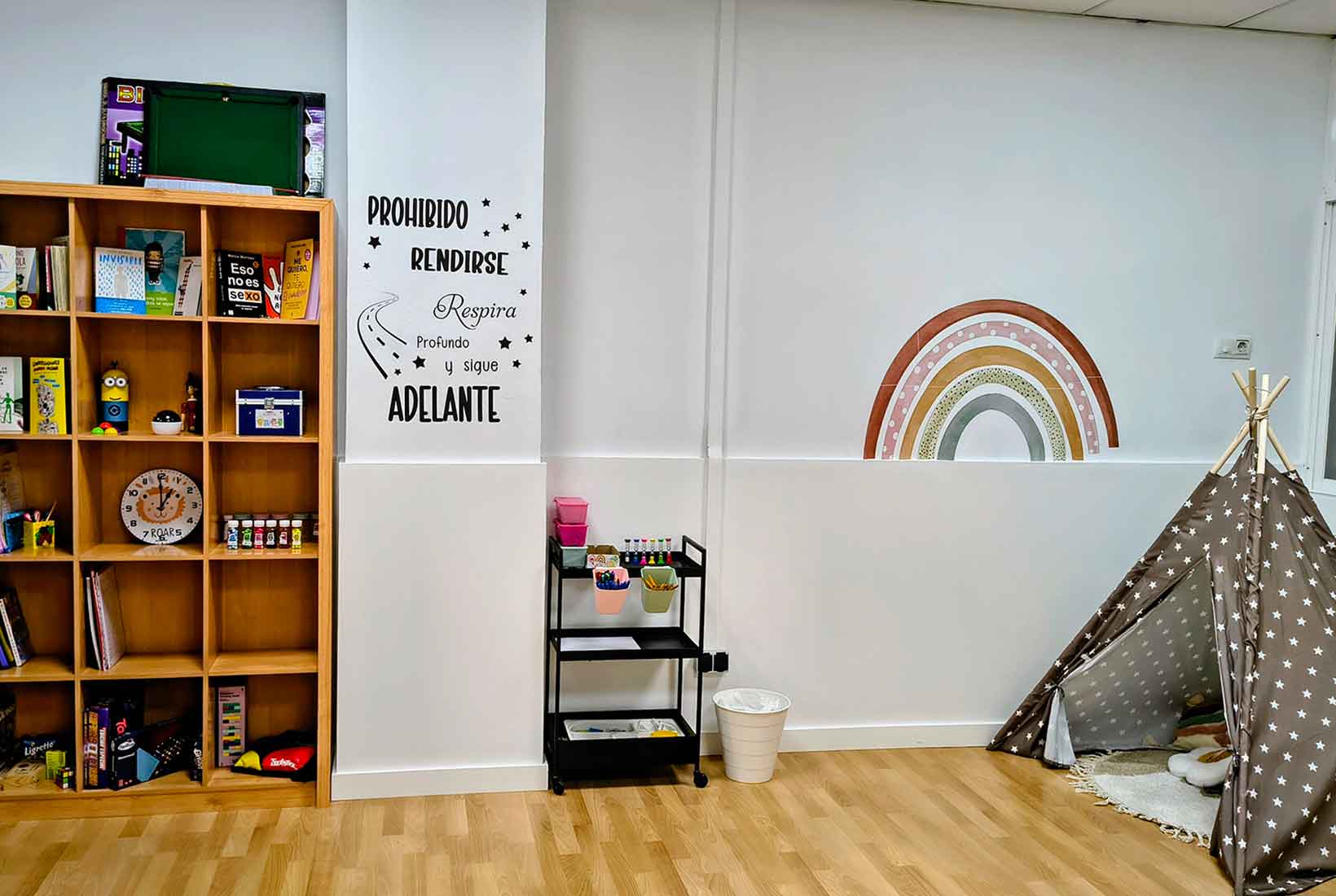 Una de las salas del Servicio de Apoyo Familiar Mano Amiga con un tipi y material para trabajar con los niños.