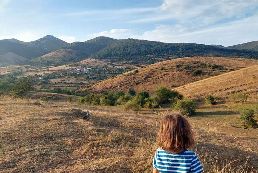 Una niña observa Folledo de Gordón desde lo alto, en la montaña leonesa