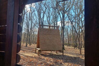 Casita de madera para jugar los niños en el Monte San Isidro