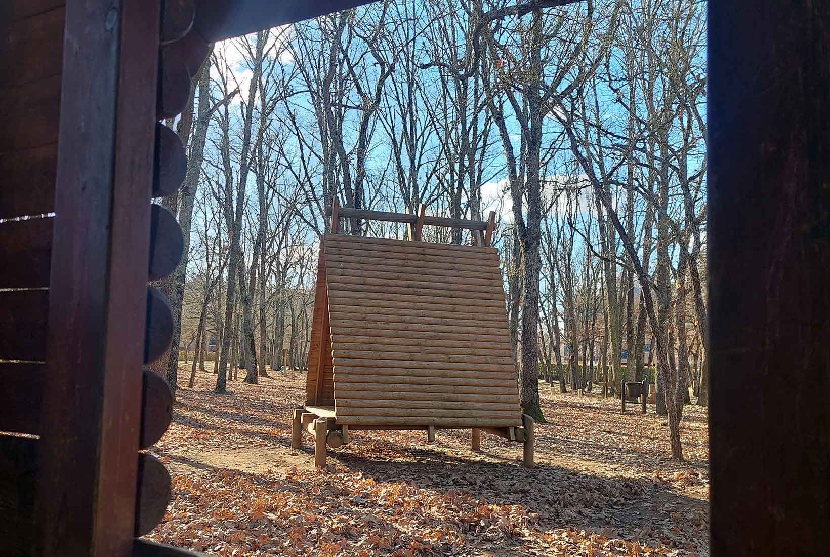 Casita de madera para jugar los niños en el Monte San Isidro