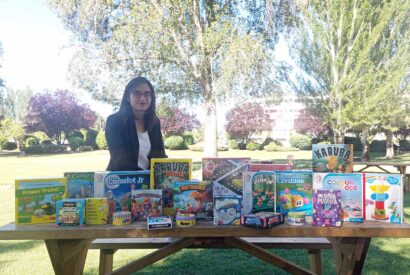 Jessica Melgar posa en un parque junto a numerosos juegos de mesa para su tienda on line Neurojuegos