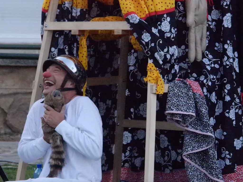 Un payaso juega con un animal de peluche en el espectáculo Papahuevo
