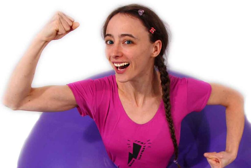 Patty Diphusa, con camiseta rosa y gesto triunfal en una imagen promocional