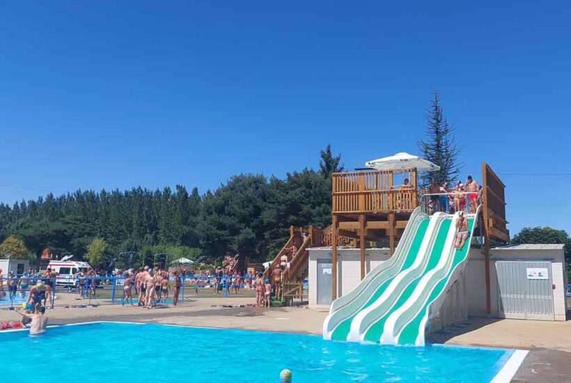 Un niño se lanza por un tobogán en las piscinas de Valencia de don Juan