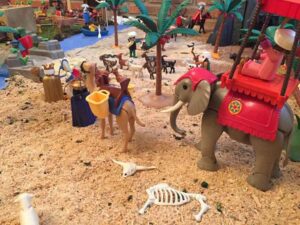 Reyes magos de Playmobil con camellos y elefantes en un belén