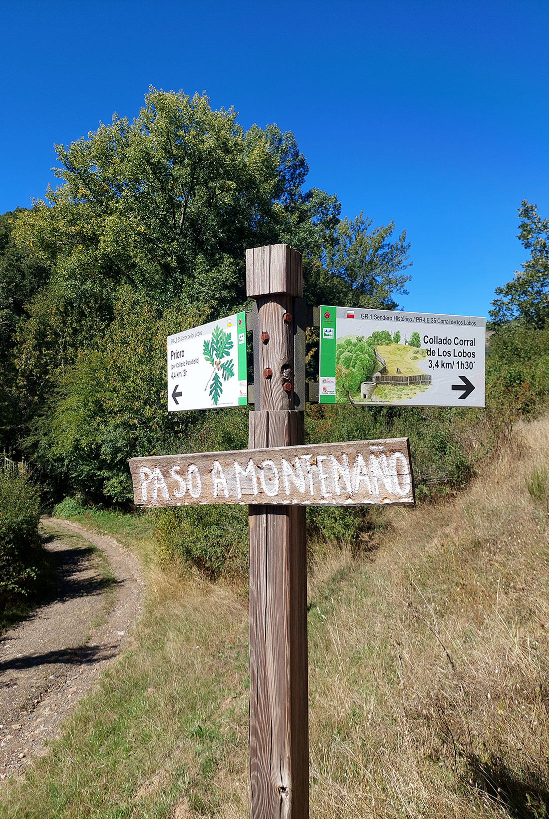 Indicaciones en la ruta al Corral de los Lobos de Prioro, en León.