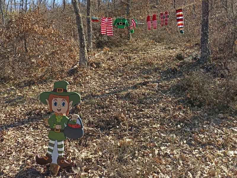 Un duende de madera junto a la su ropa tendida en la ruta de Villanófar