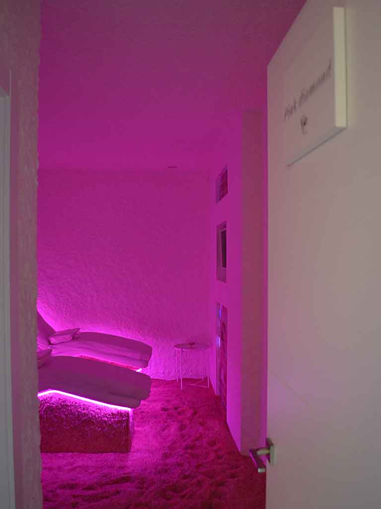 Sala privada con dos tumbonas y luces rosas de Salt Room León