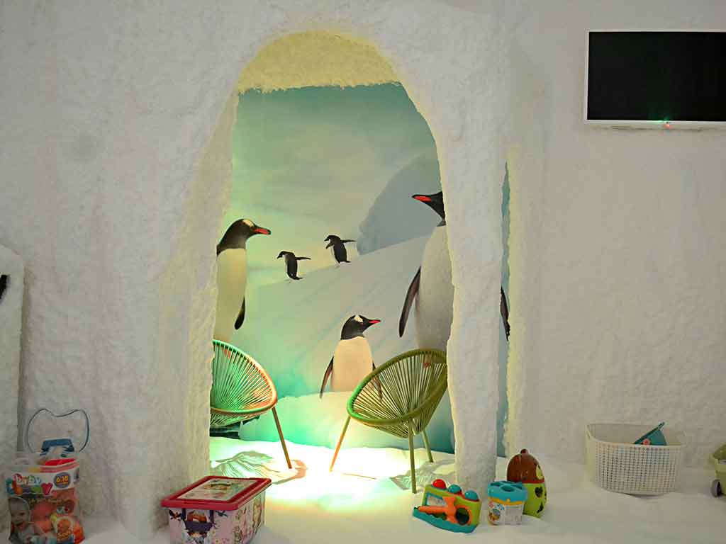 Sala infantil de Salt Room llena de sal y juguetes en la que se aplica la haloterapia