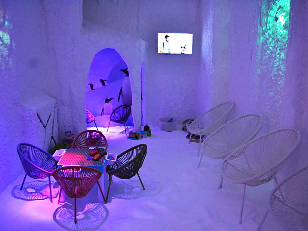 Sillas y juguetes en la sala infantil de Salt Room León, llena de sal