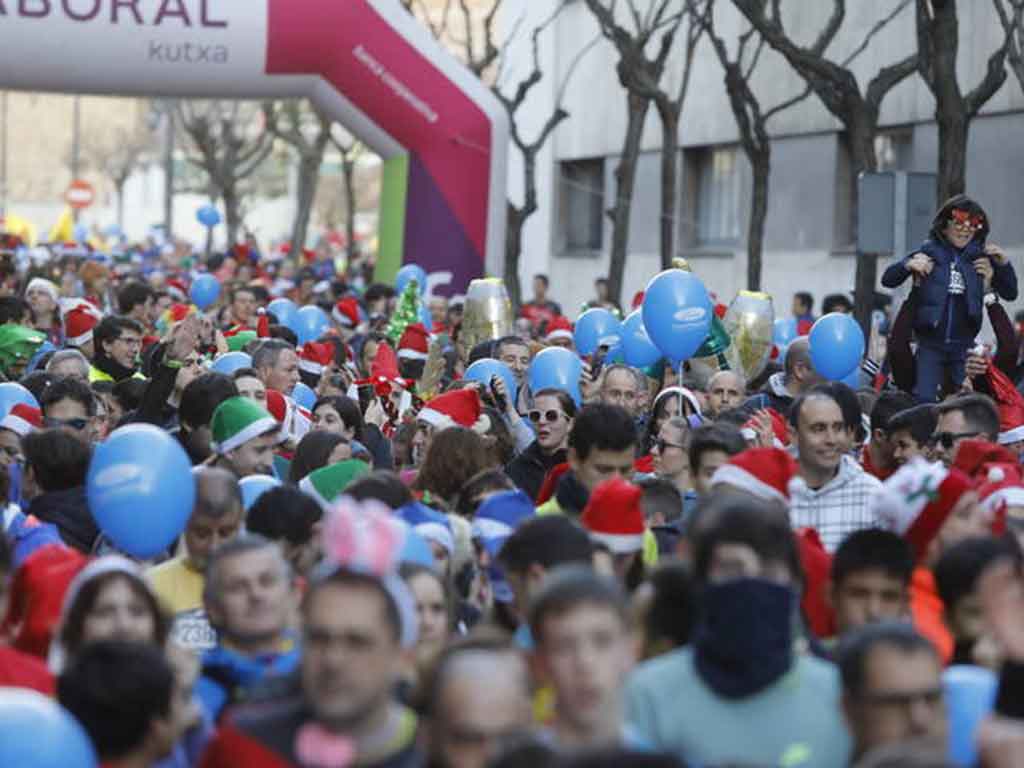 Numerosos corredores en la salida de la San Silvestre de León