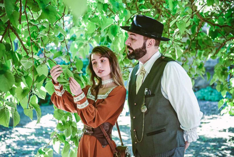 Una mujer y un hombre en un momento de la representación de teatro en la visita a El Soto de Villar