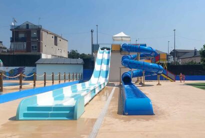 Toboganes de agua en la piscina de Toral de los Vados