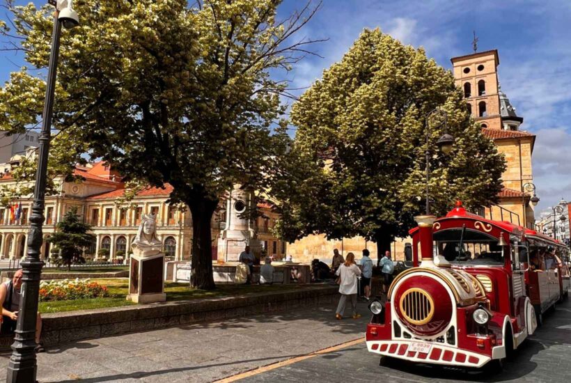 Tren turístico de León en la Plaza de San Marcelo.