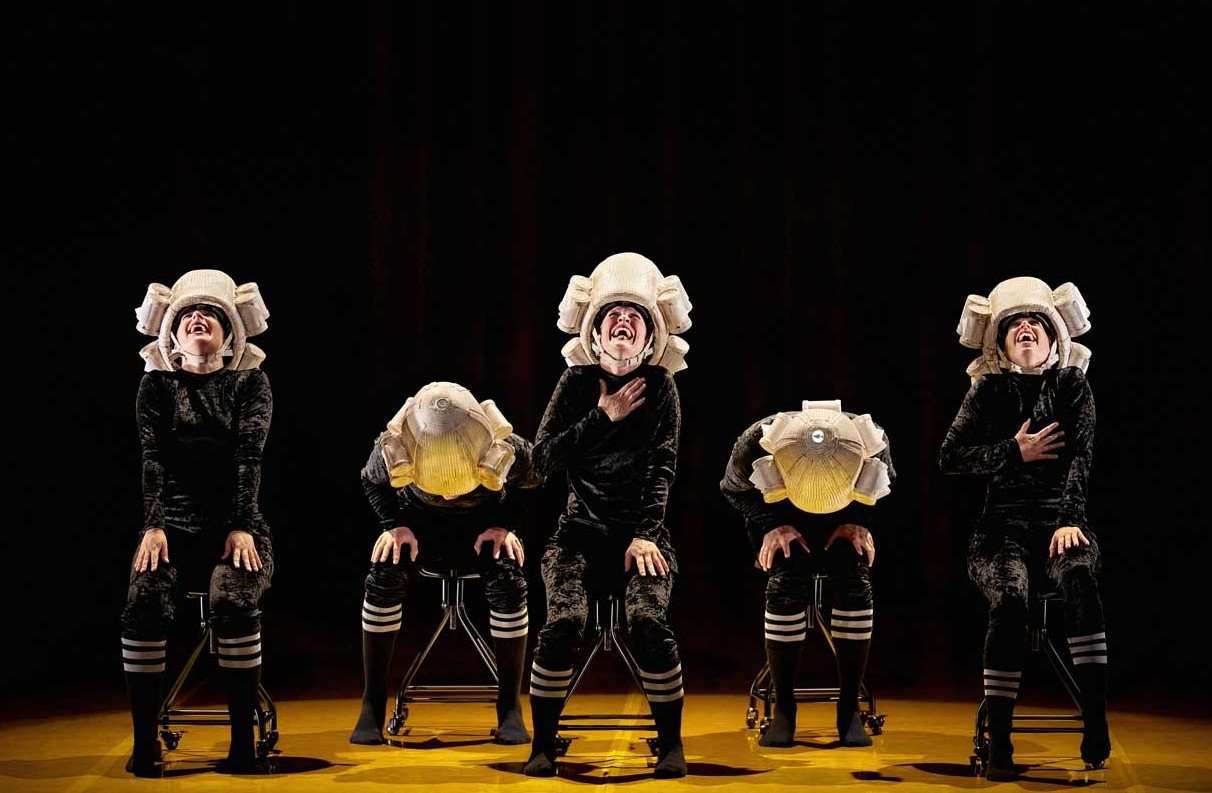 Cinco bailarinas durante una representación de la obra familiar Va de Bach. 