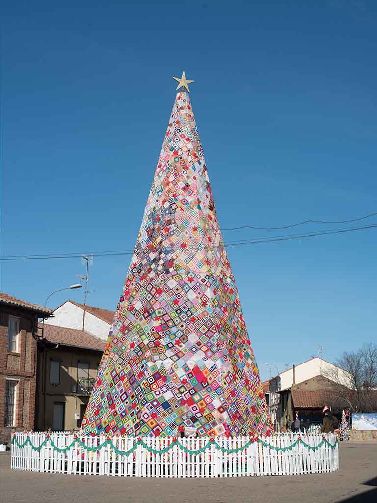 Árbol de Navidad cubierto de ganchillo en Villoria de Órbigo