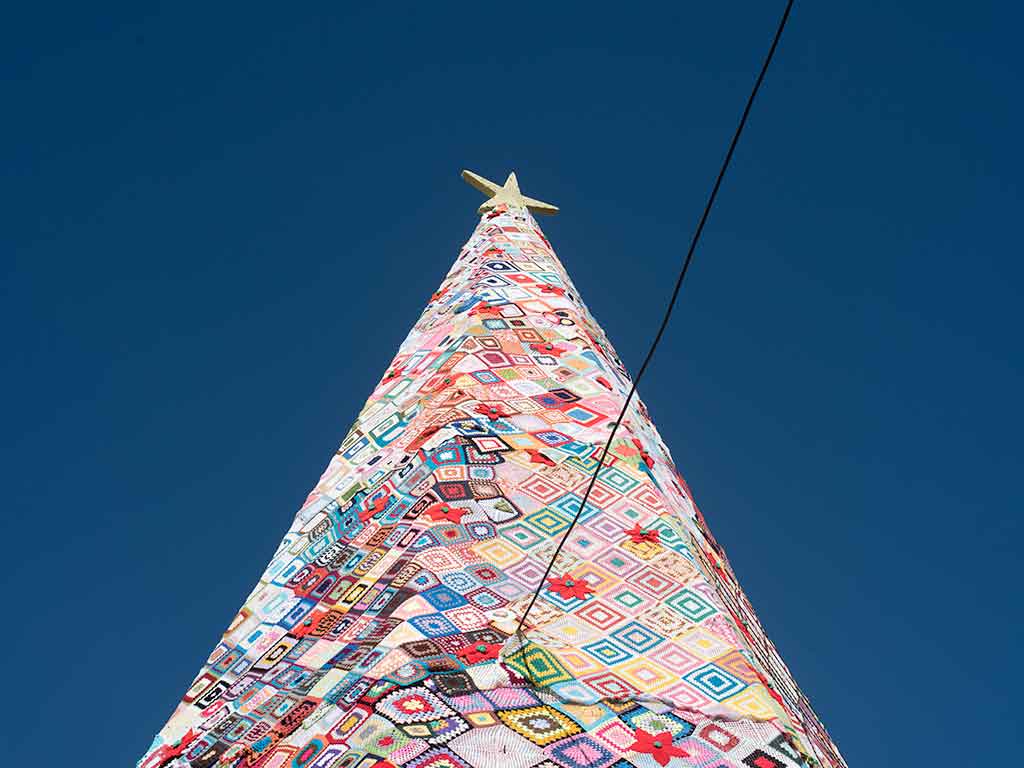 Árbol de Navidad elaborado con ganchillo en Villoria de Órbigo 