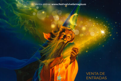 Ampliación del cartel del XXI Festival Internacional León Vive la Magia con un mago de larga barba blanca cogiendo una varita que ilumina la escena.
