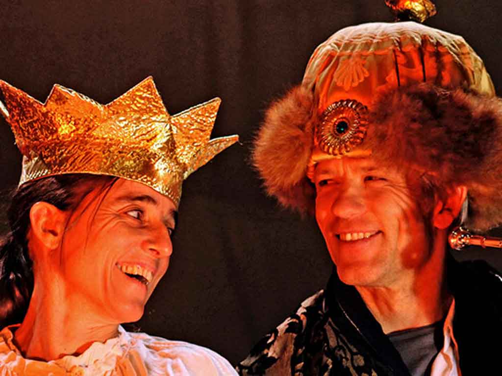 Una mujer con corona y un hombre con turbante se miran en el espectáculo Wassilissa